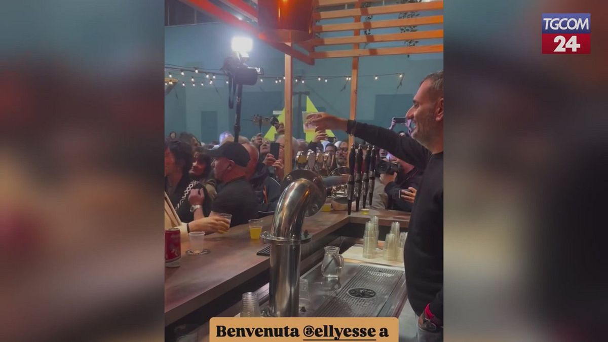 Elly Schlein arriva a Bari: Antonio Decaro la accoglie spillandole una birra