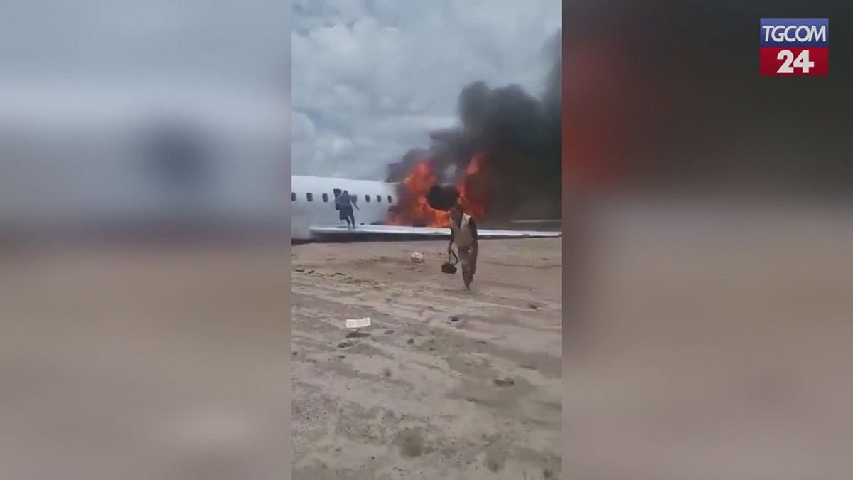Congo, l'aereo del ministro esce di pista e prende fuoco durante l'atterraggio