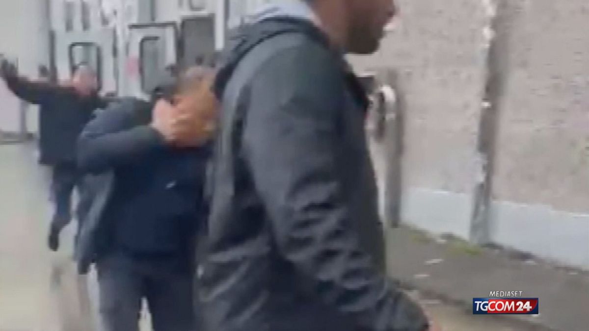 12.00 PRATO, POLIZIA PICCHIATA DAI CINESI SRV