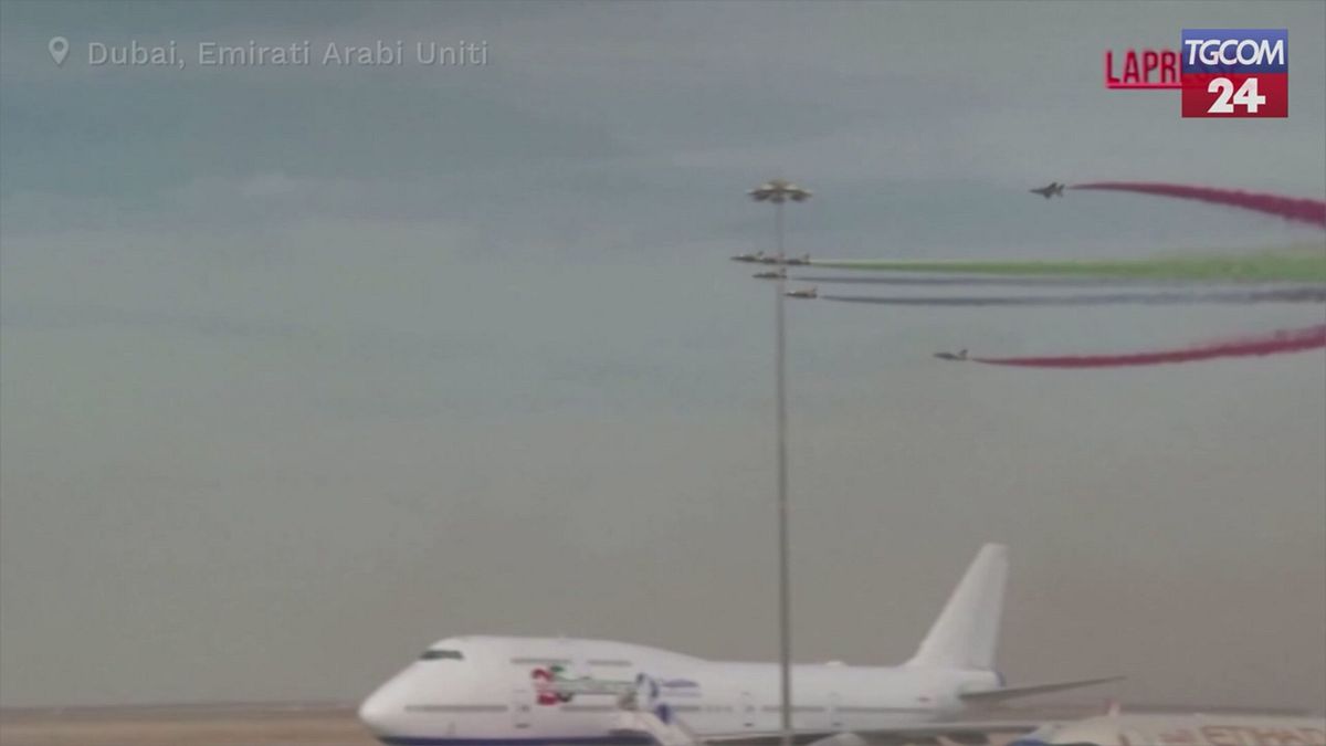 Dubai, il volo spettacolare degli aerei acrobatici Al Fursan