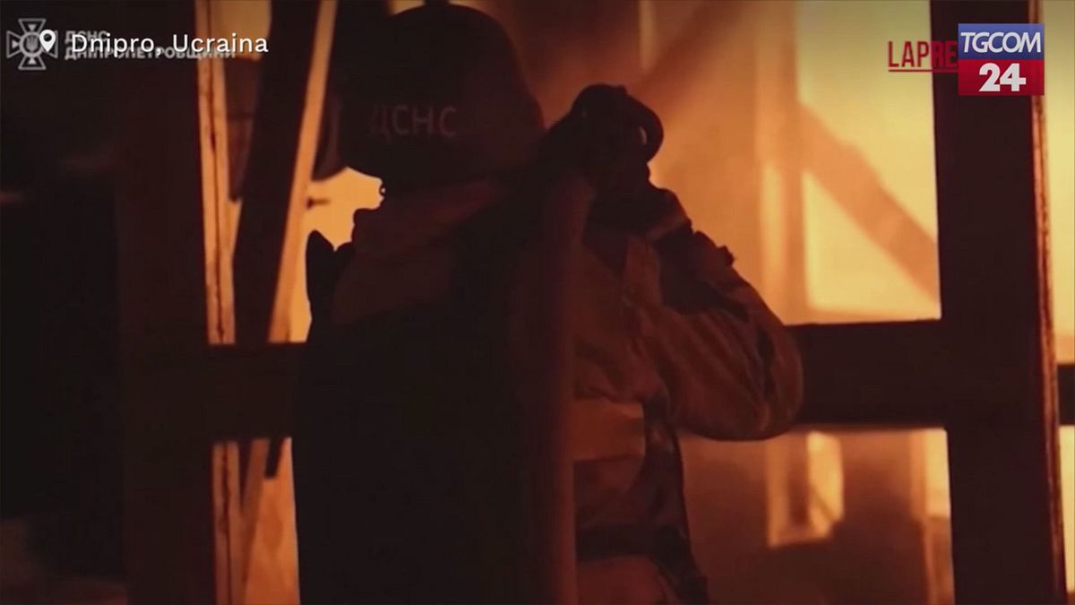 Ucraina, raid russi nella notte su Dnipro: le immagini dei soccorsi