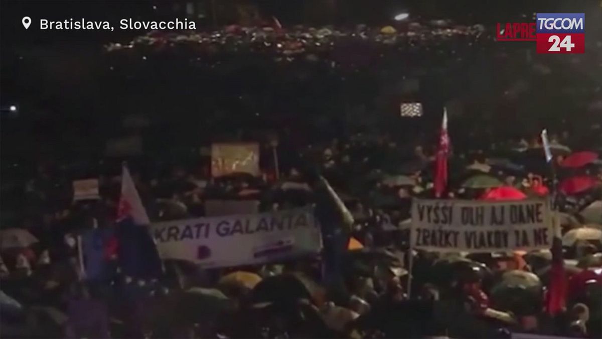 Slovacchia, proteste contro il governo di Fico: decine di migliaia in piazza sotto la pioggia