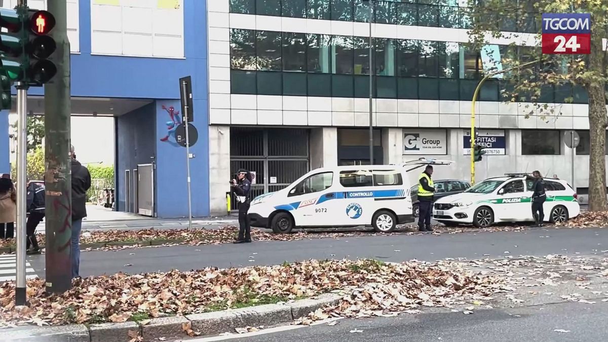 Pedone travolto da un filobus a Milano: avrebbe attraversato con il rosso