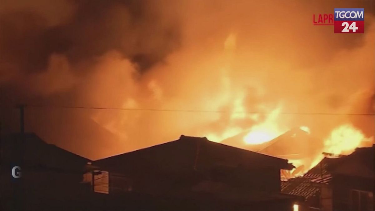Giappone, notte di paura a Oita: quartiere divorato dalle fiamme
