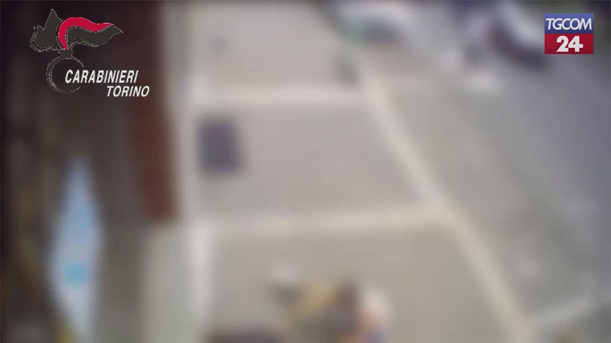 Giovani rapinati in strada a Torino: i video delle aggressioni, individuati due ragazzini