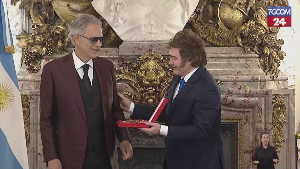Argentina, Bocelli riceve l'Ordine di Maggio dal presidente Milei