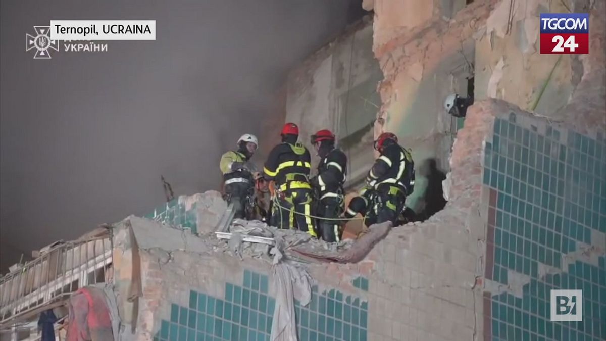 Ucraina, si scava sotto le macerie: ancora 22 persone a Ternopil dopo raid russo