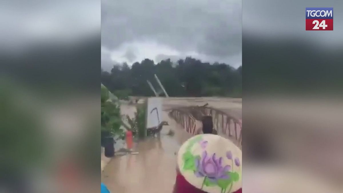 Maltempo in Vietnam, il ponte sospeso crolla: l'acqua lo trascina via in pochi secondi