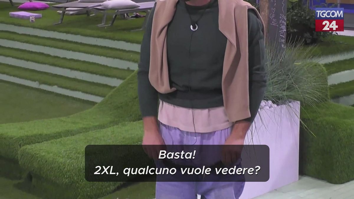 Omer Shock al "Grande Fratello": si abbassa i pantaloni davanti a tutti
