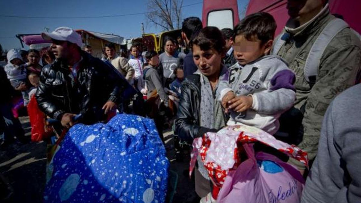 Napoli, nomadi in fuga dal campo rom dopo le minacce dei residenti del quartiere di Poggioreale