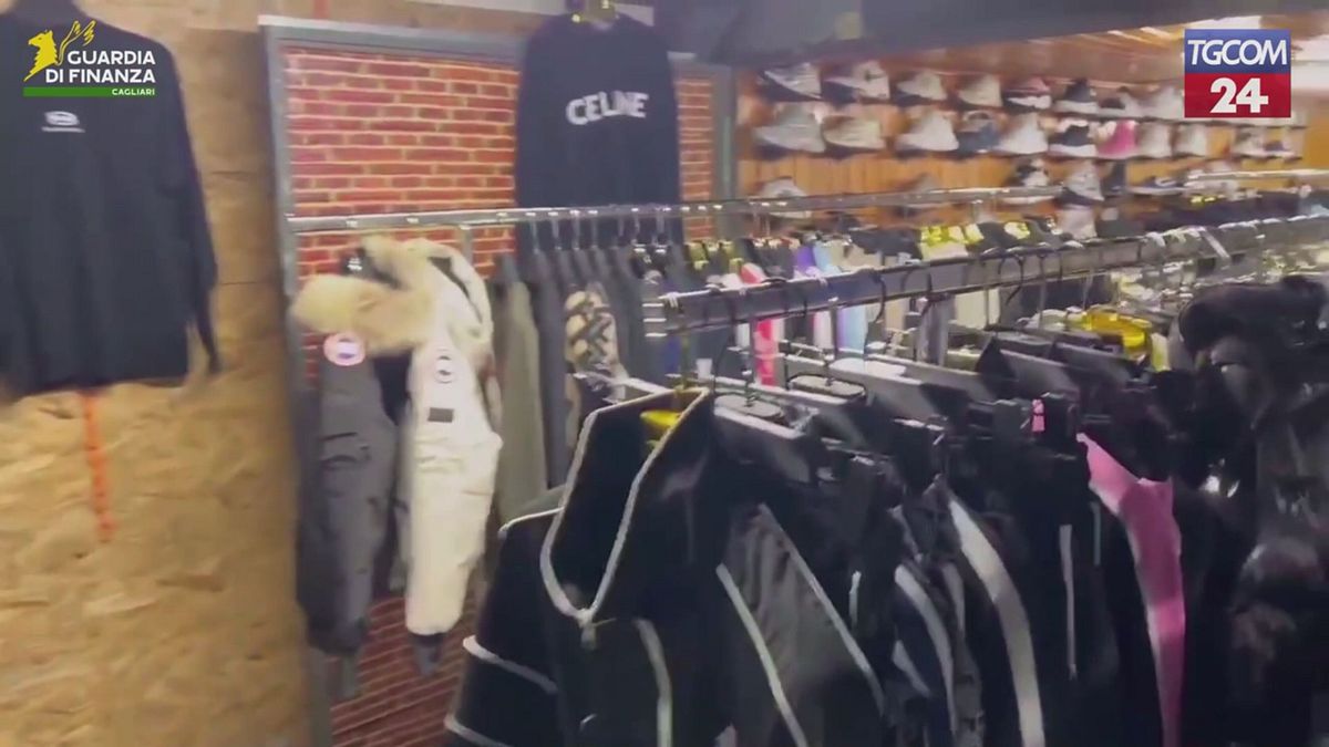 Cagliari, scoperta boutique del falso: abiti griffati in un prefabbricato
