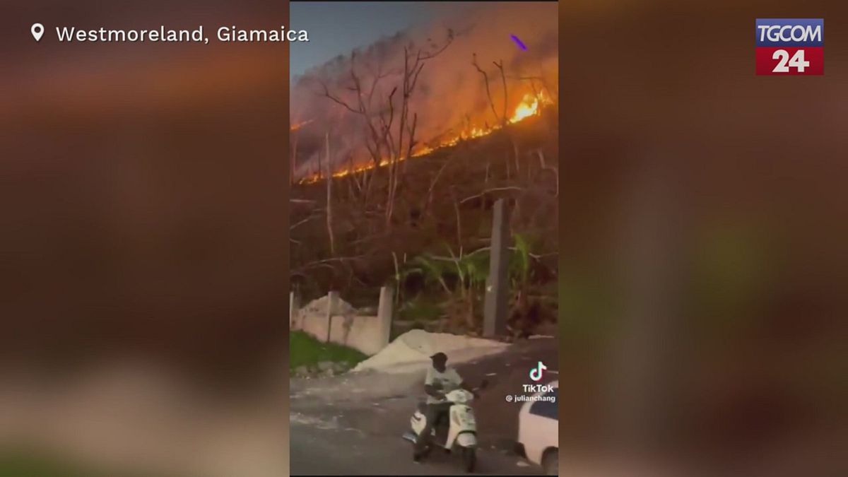 Giamaica, due incendi boschivi impegnano i vigili del fuoco di Westmoreland