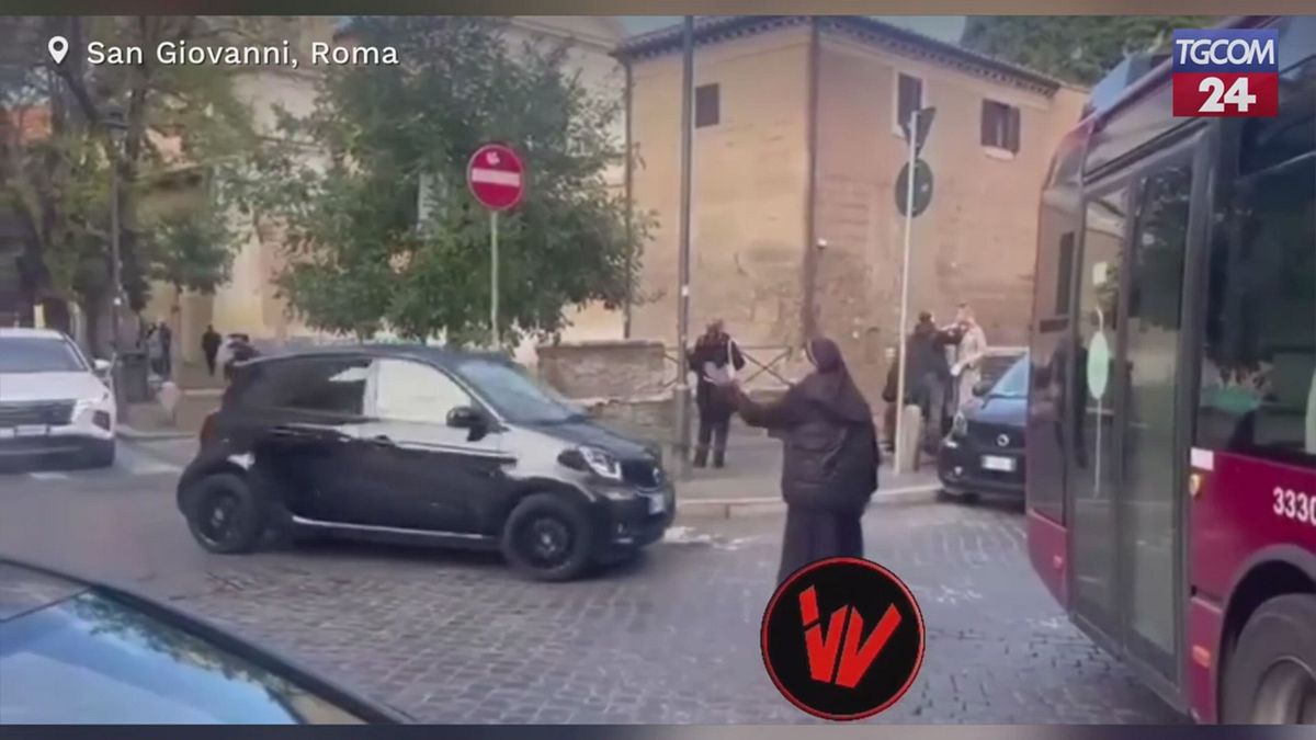 Roma, suora "pizzardona" in azione: aiuta un bus incastrato nel traffico