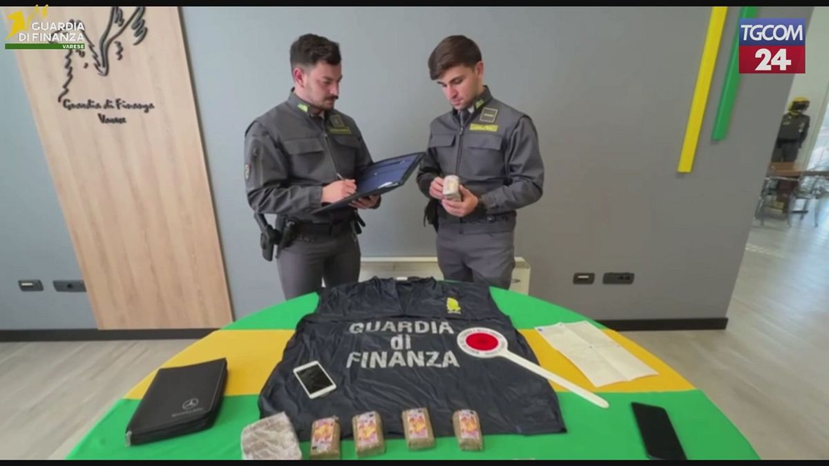 Varese, bloccato in auto con cocaina e hashish: arrestato