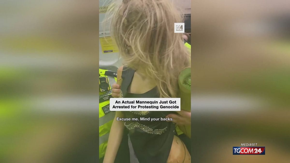 CLIP POLIZIA LONDRA MANICHINO SRV