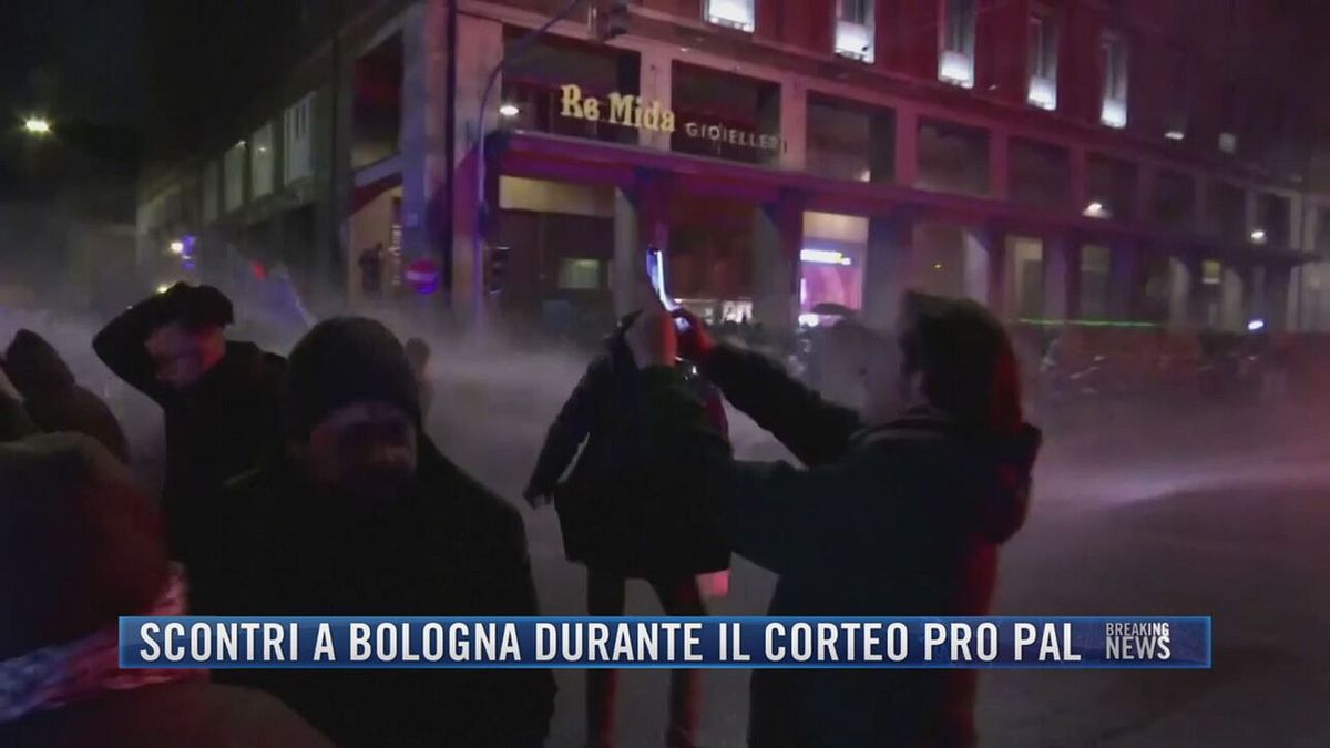 Breaking News delle 21.30 | Scontri a Bologna durante il corteo pro Pal