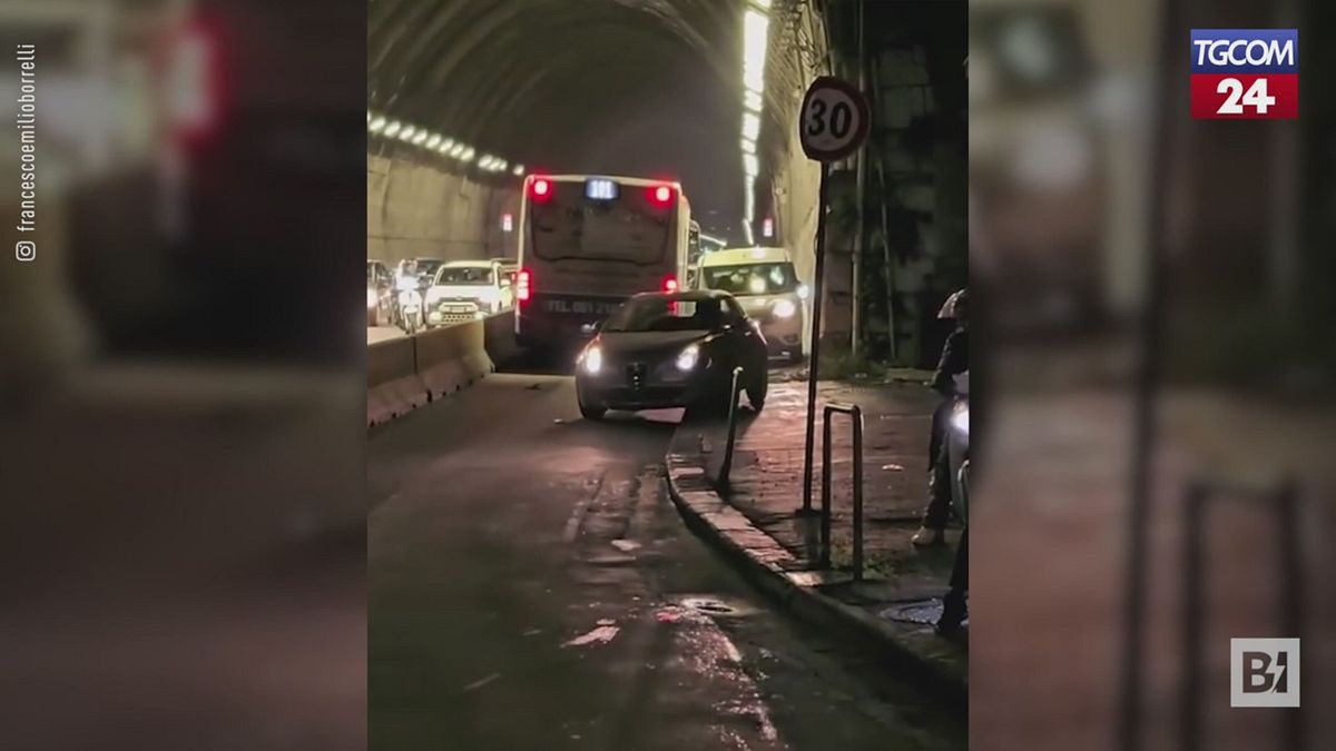 Caos a Napoli, auto contromano in galleria per evitare il traffico dopo la partita