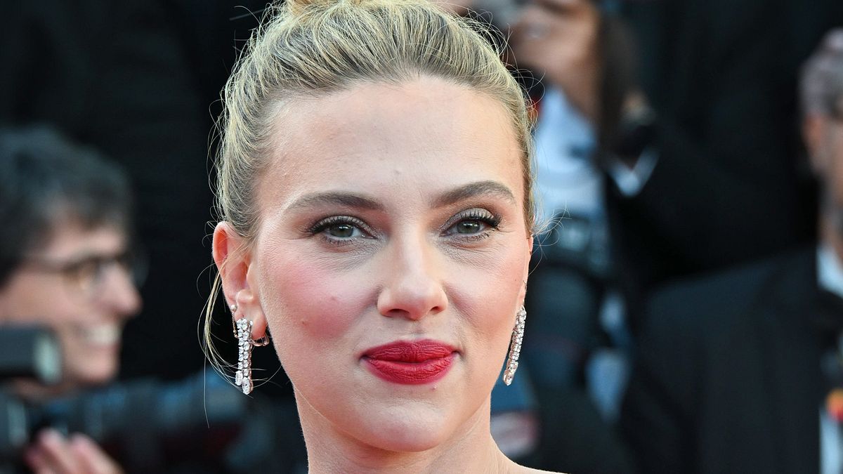 Scarlett Johansson con un rossetto rosso di tendenza "blurred", dall'effetto sfumato
