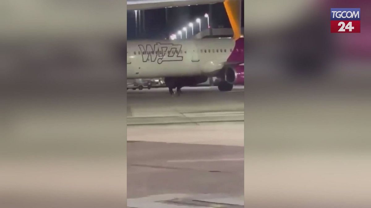 Colonia, passeggeri in ritardo cercano di fermare l'aereo correndo sulla pista