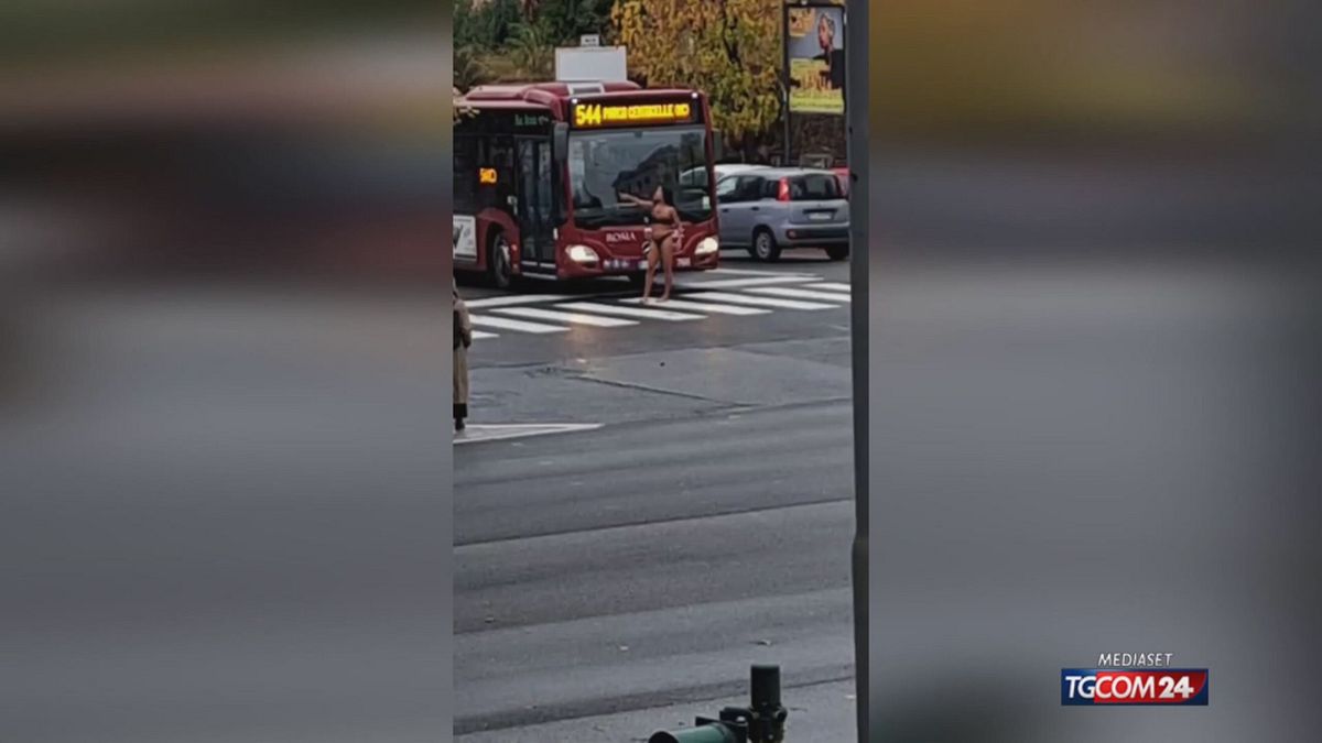 CLIP RAGAZZA BLOCCA TRAFFICO RìOMA SRV