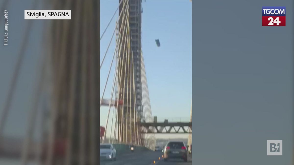 Siviglia, il bagno chimico precipita dalla gru e si schianto in strada tra le auto
