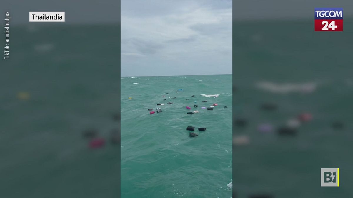 Thailandia, i bagagli volano in mare: turisti disperati sul ponte