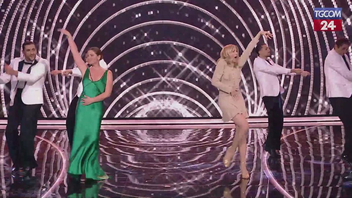 Vanessa Incontrada e Lorella Cuccarini omaggiano le gemelle Kessler ballando il "Da-da-un-pa"