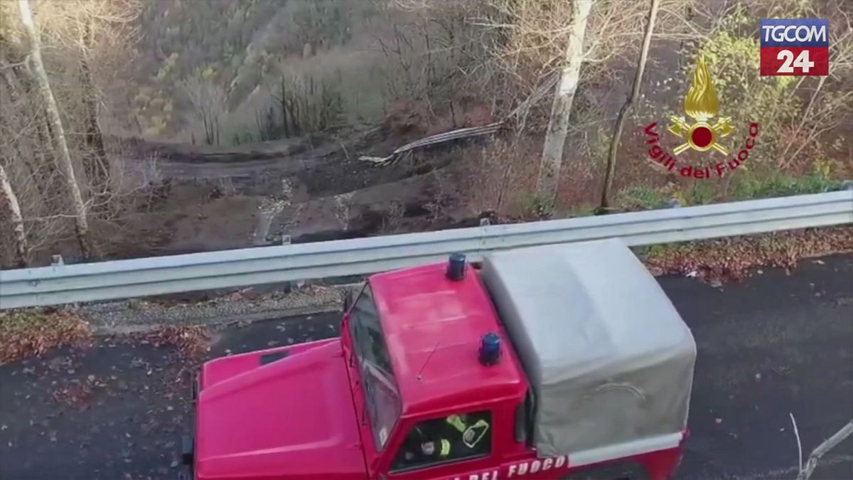 Maltempo, frana nell'Avellinese: vigili del fuoco al lavoro