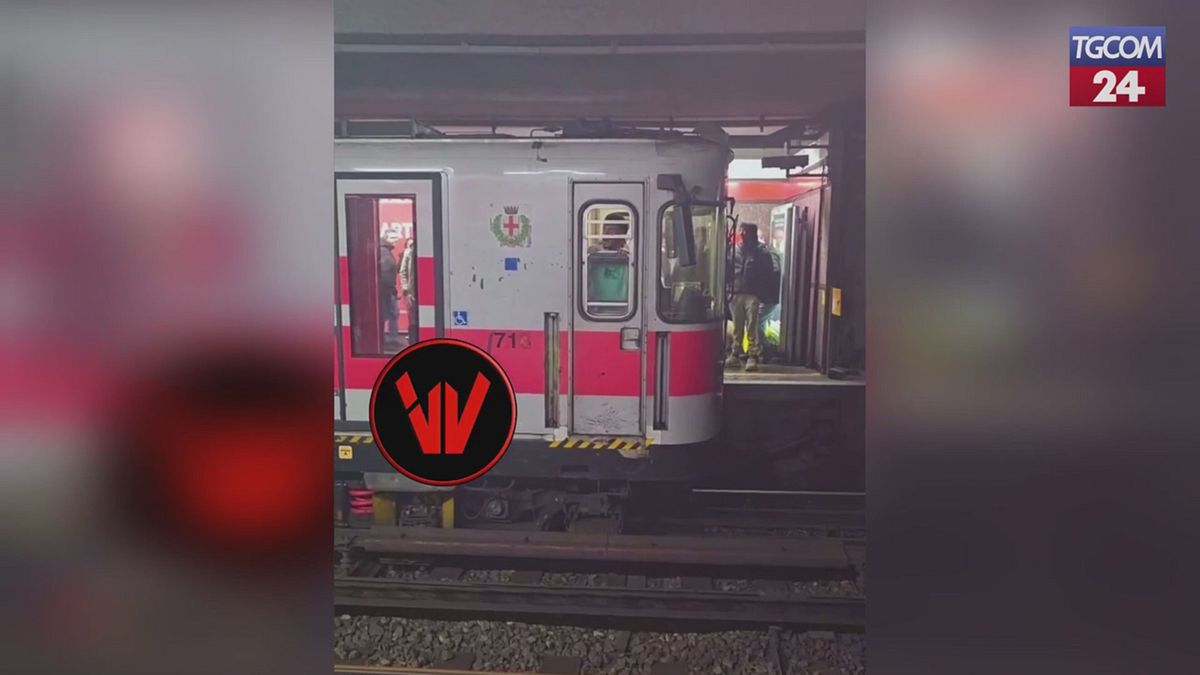 Milano, si infila nella cabina del macchinista: metropolitana bloccata