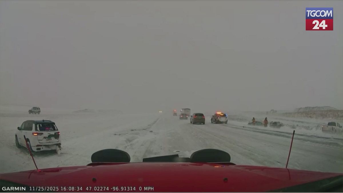 Maltempo in Nord Dakota, auto perde il controllo e sfiora i soccorritori al lavoro