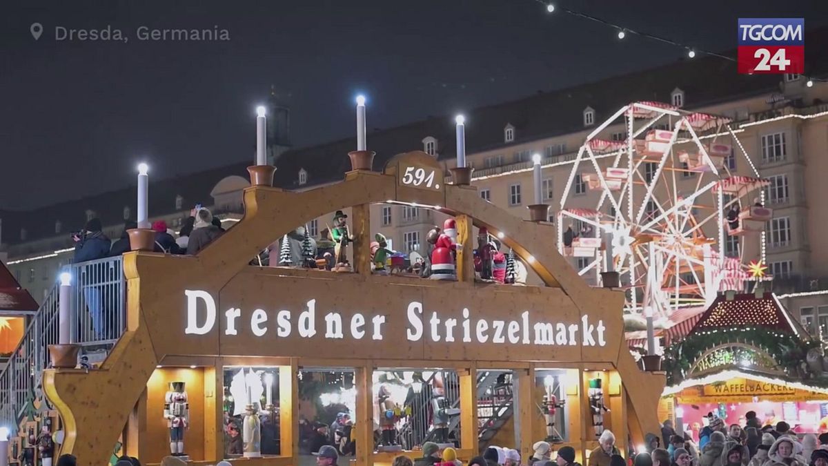 Germania, folla e luci per l'apertura del mercato di Natale di Dresda