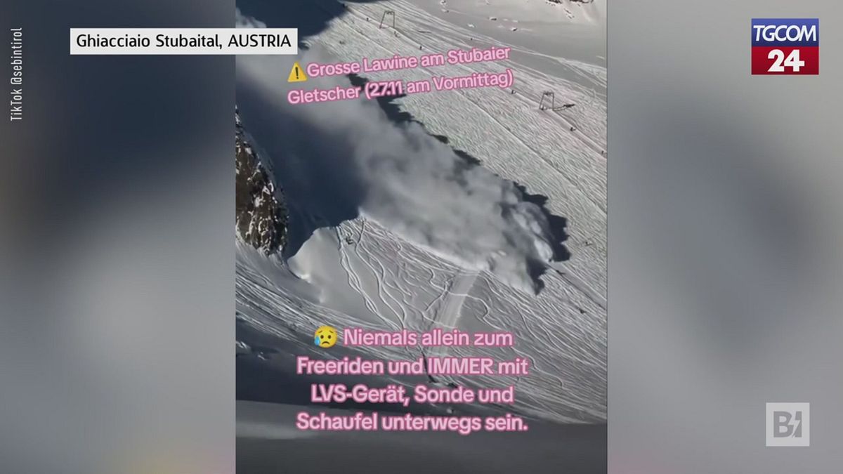 Austria, il momento in cui una valanga sorprende un gruppo di sciatori