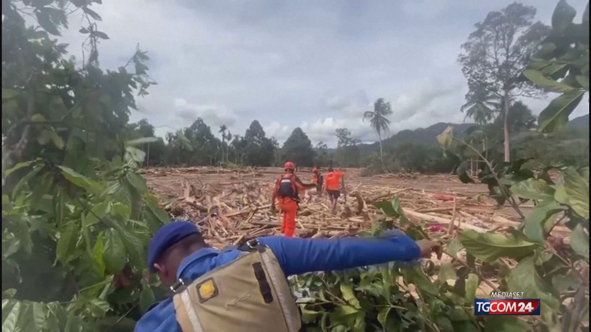 INDONESIA SUMATRA FANGO VITTIME SRV