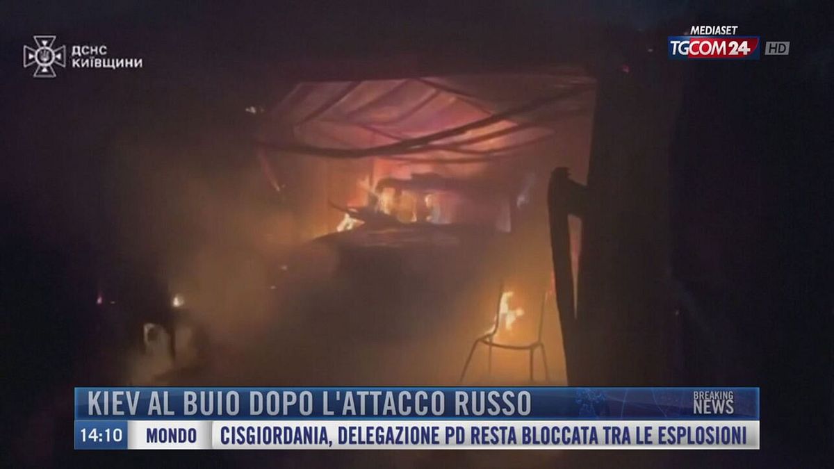 Breaking News delle 14.00 | Kiev al buio dopo l'attacco russo