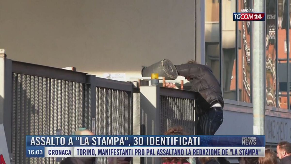 Breaking News delle 16.00 | Assalto a "La Stampa", 30 identificati