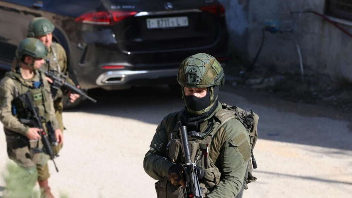 Soldati israeliani ispezionano la scena dell'attacco di coloni israeliani nel villaggio di Huwara