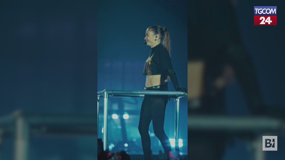 Il pubblico batte il tempo, Elodie non riesce a trattenere la risata