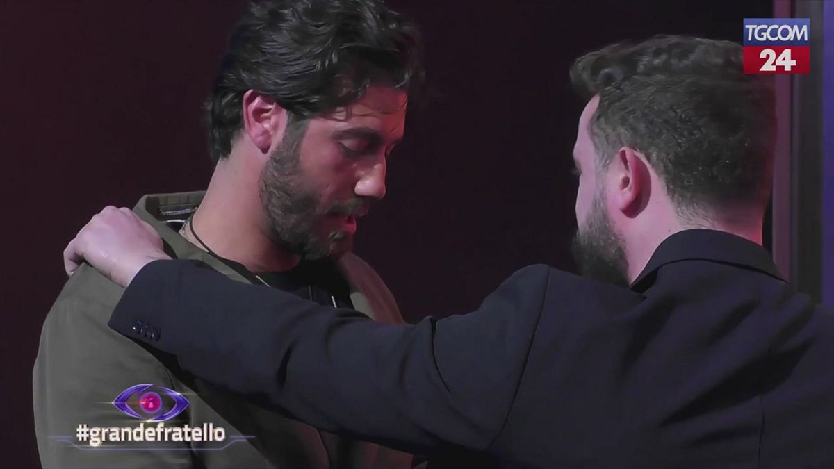 "Grande Fratello", Omer riabbraccia il fratello dopo un anno