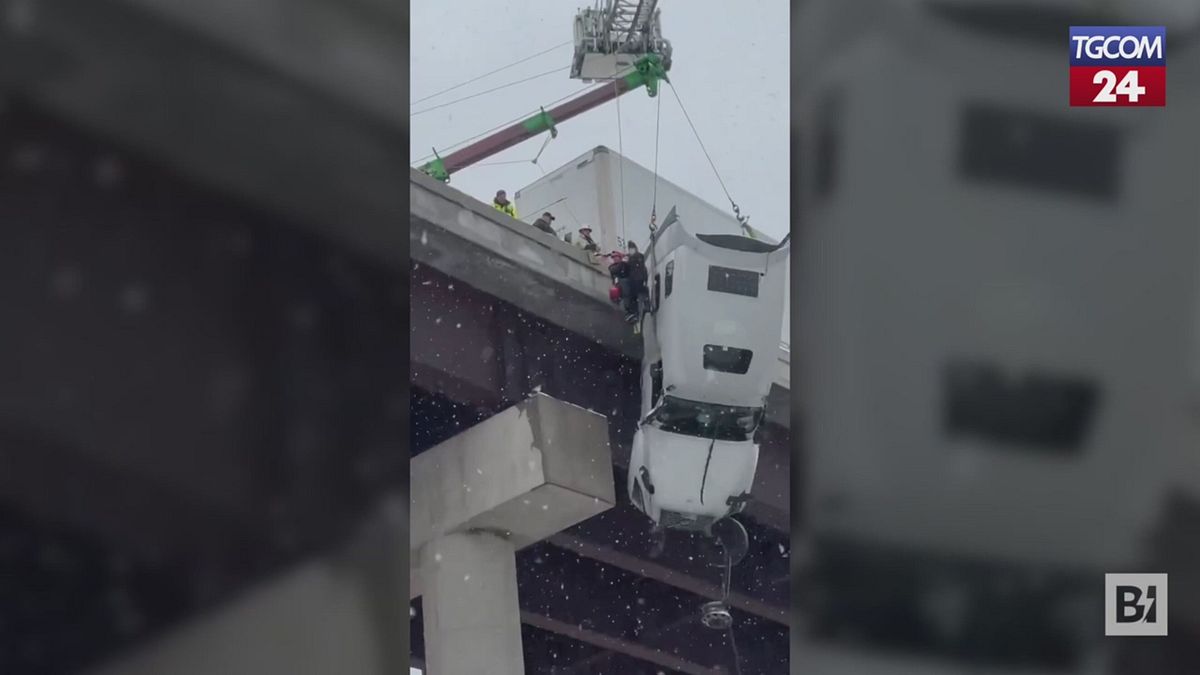 West Virginia, camion sospeso nel vuoto: l'incredibile salvataggio sul ponte