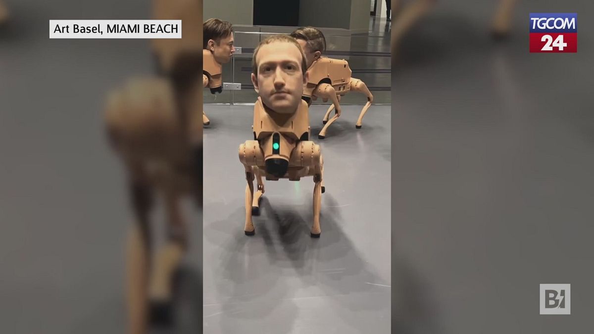 Cani-robot con le teste di Musk e Bezos producono NFT come escrementi