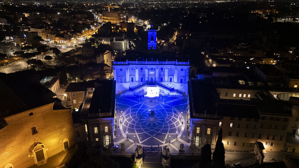 Roma ricorda Renato Balestra tingendosi del suo iconico blu: piazza del Campidoglio (credit: Monkeys Video Lab)