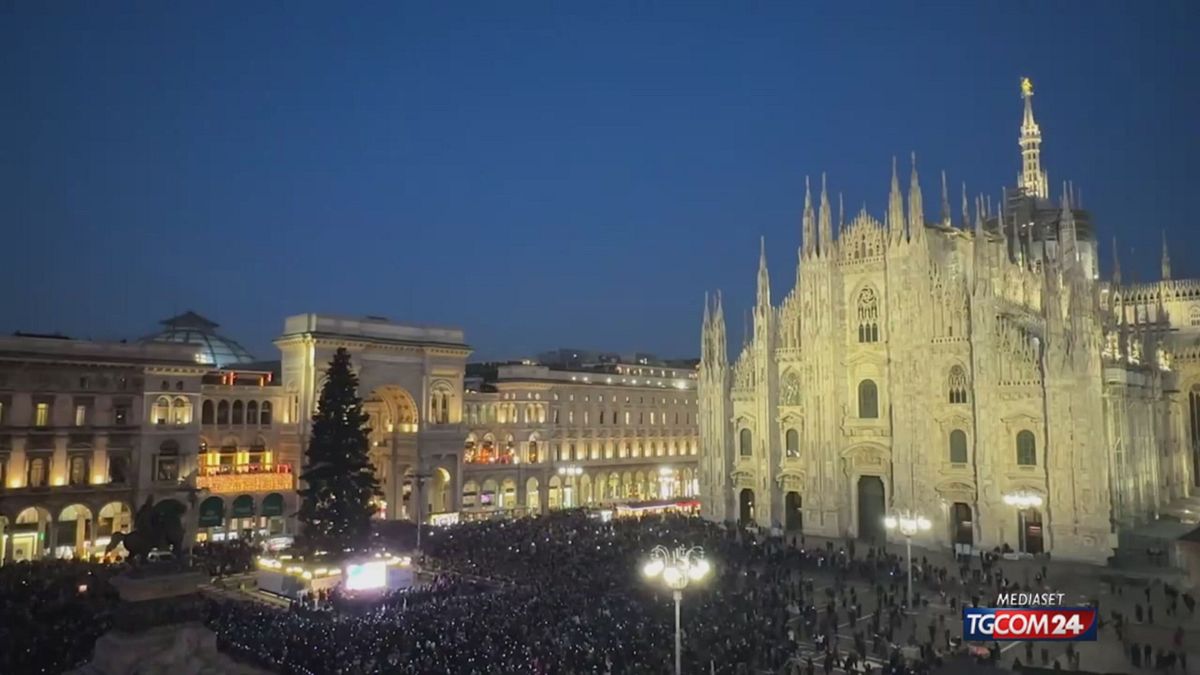 Accensione albero di Natale Milano Cortina SRV