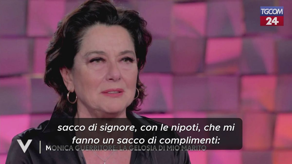 Monica Guerritore e la gelosia del marito: "Si rifiuta di vedere le scene dove mi mettono le mani addosso"