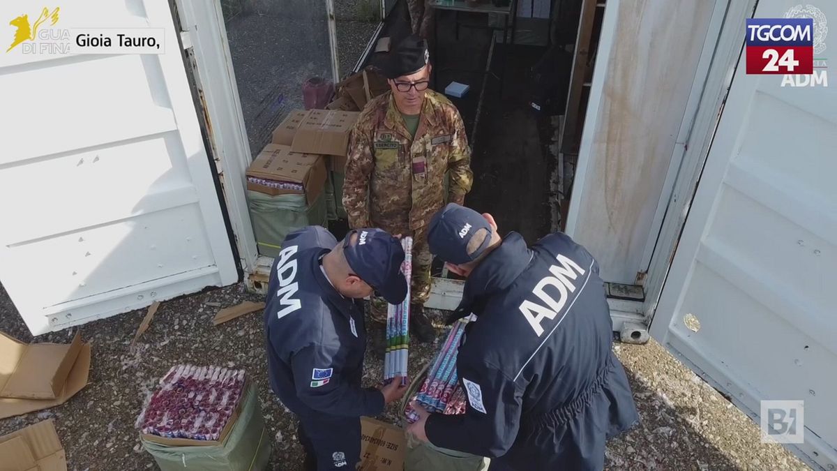 Gioia Tauro, arsenale di fuochi illegali scoperto nei container e fatto brillare