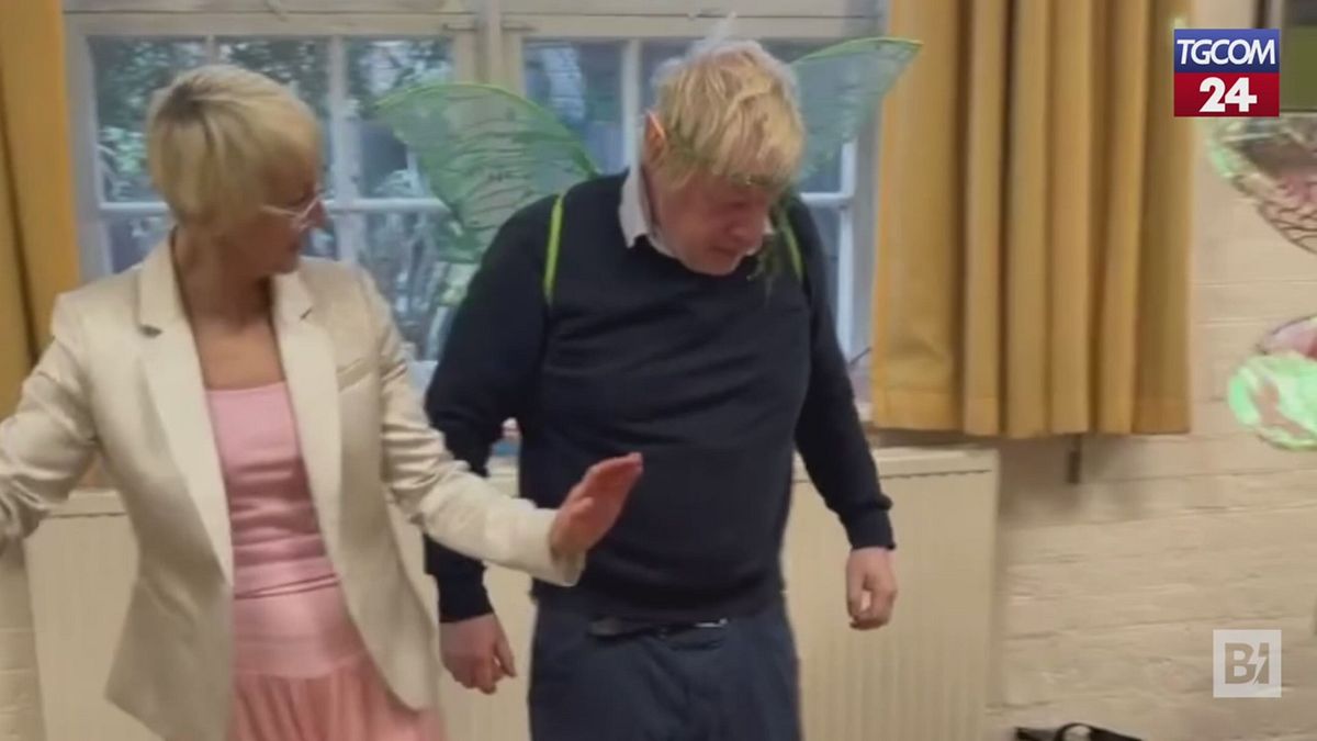 Londra, Boris Johnson si trasforma in folletto per il compleanno della figlia