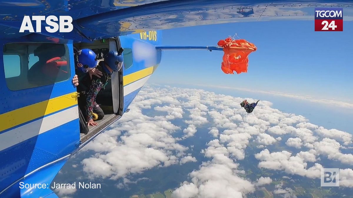 Australia, dramma in volo: paracadutista taglia le funi per salvarsi