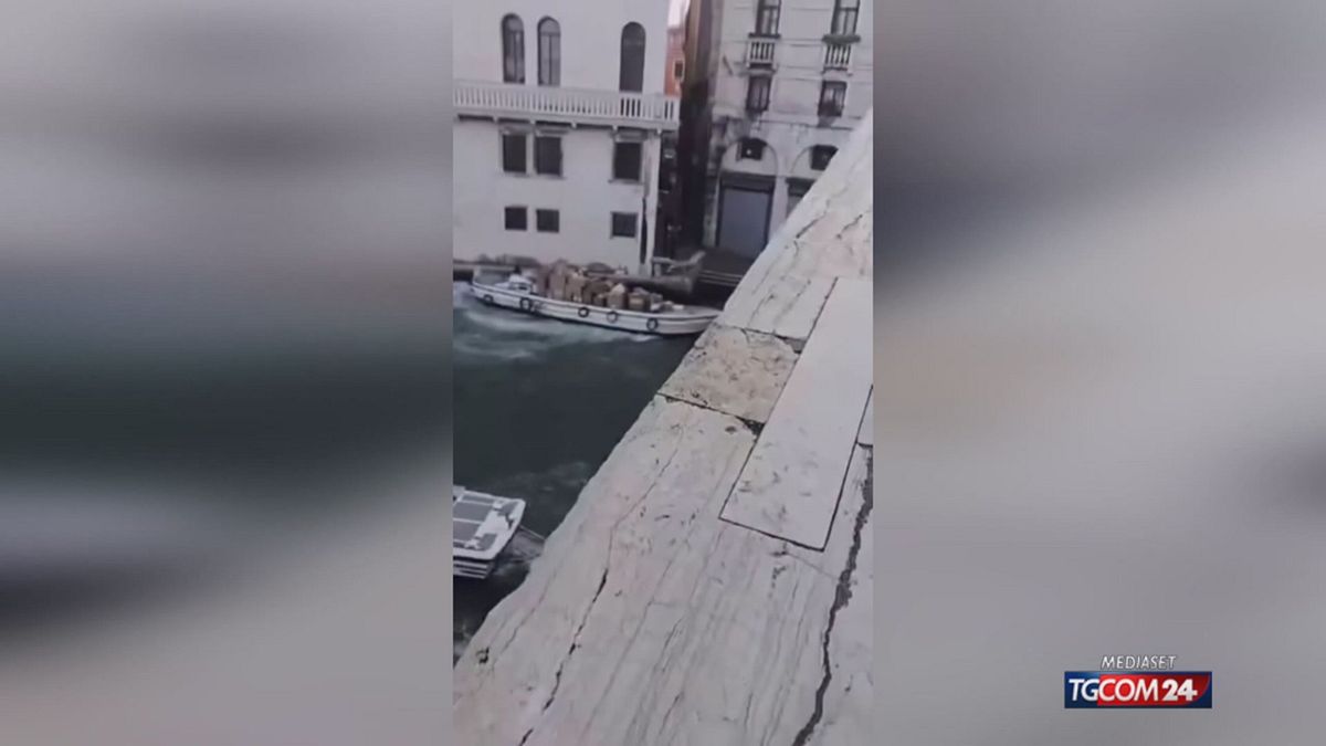 DONNA RUBA BARCA VENEZIA X SITO SRV