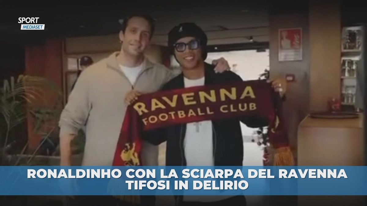 Ronaldinho con la sciarpa del Ravenna
