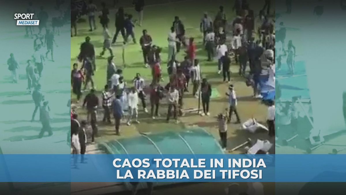 Il saluto di Messi in India dura solo 5', l'ira dei tifosi: distruggono il campo