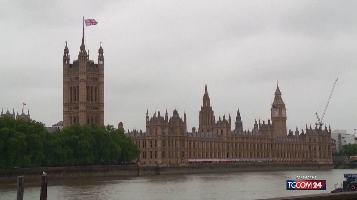 12.00  UK, TORNA UNIONE DOGANALE CON UE? SRV